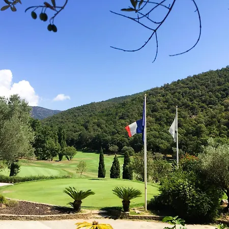 Mazet Lou Pour 4 Personnes Avec Piscine Commune Et Tennis A